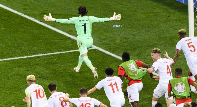 爱游戏- 费德勒在加拿大队比赛中反败为胜，锐不可当引发热议！比赛高潮迭起